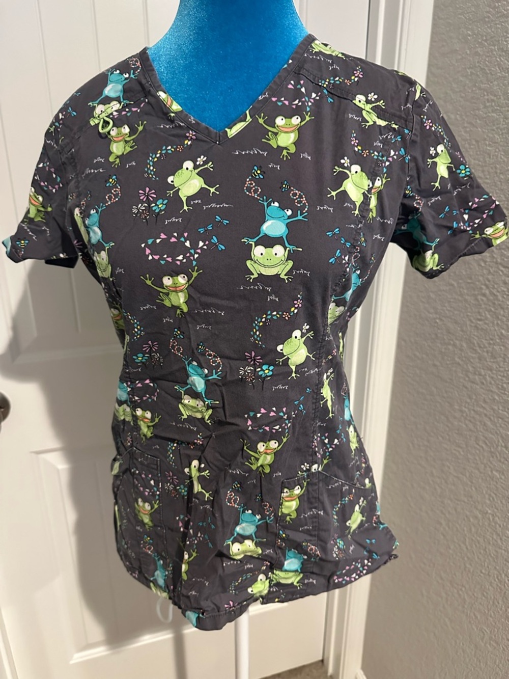 ScrubStar Frog Print Scrub Top – XS – Gray Multi